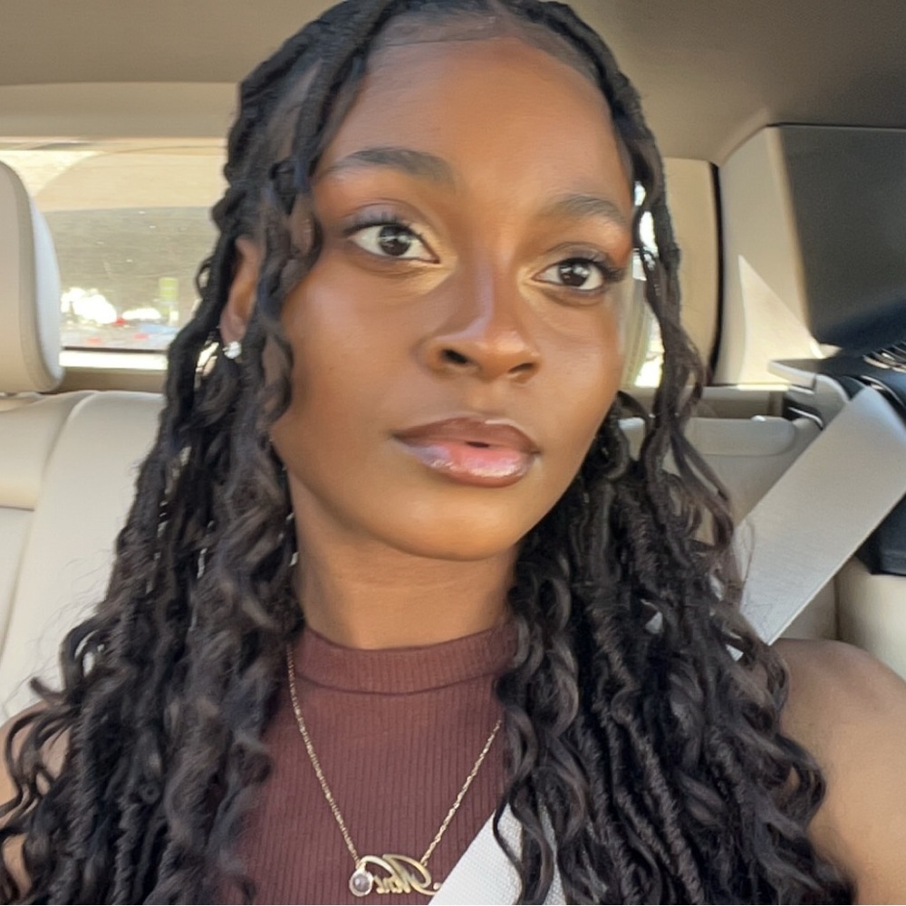 Meet your Posher, Nia
